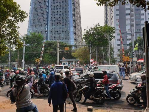 Bubarkan Demo di DPR, Polisi dan Pelajar Bentrok di Jalan Asia Afrika