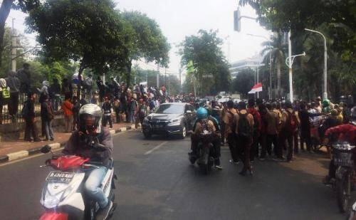 Emak-Emak Datang ke Gedung DPR Minta Anaknya yang Demo Segera Pulang