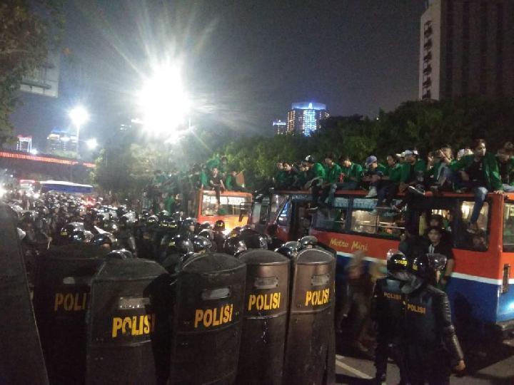 Mahasiswa dan Polisi Saling Lambaikan Tangan Saat Pulang