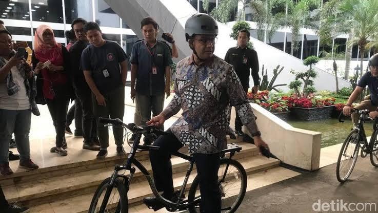 Usai Rapat Pansus Pemindahan Ibukota Anies Tinggalkan DPR Pakai Sepeda