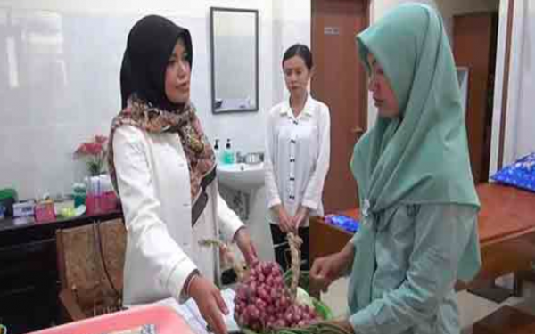 Berhati Mulia, 11 Tahun Dokter Dian Layani Warga yang Bayar Pengobatan dengan Sayuran