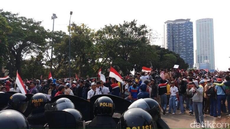 Pelajar Demo di Flyover Slipi, Polisi Pasang Barikade