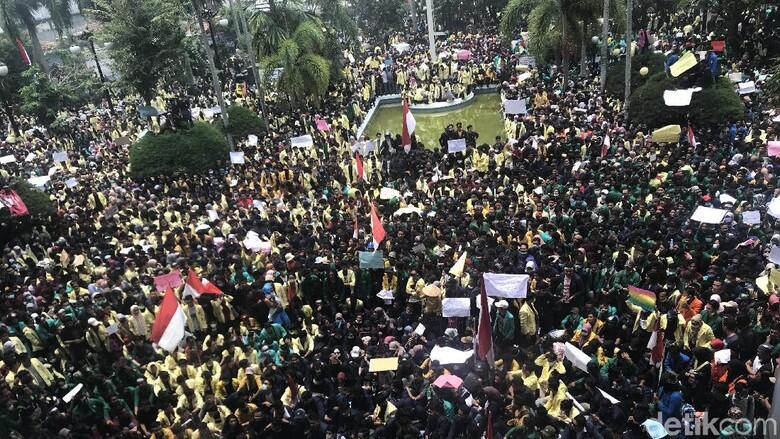 Massa Rusak Gedung DPRD Sumbar
