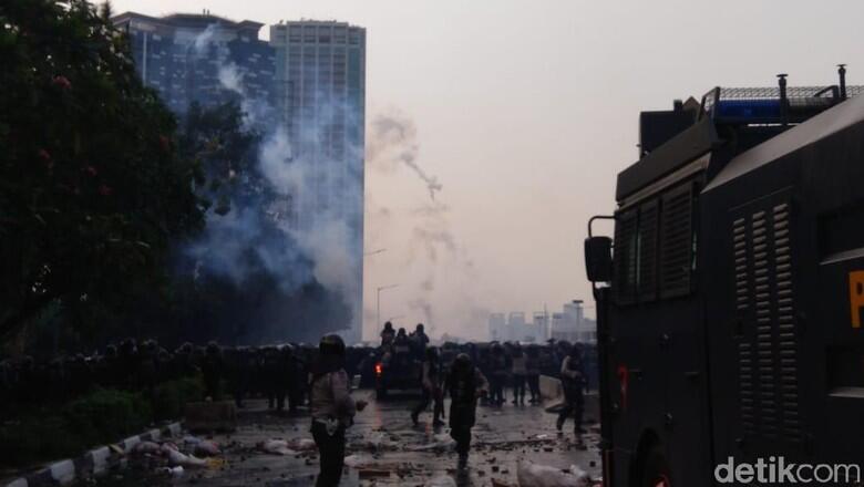 Demo di Flyover Slipi Makin Ricuh! Pelajar Berlarian ke Jalan Tol