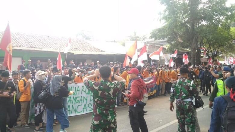 Mahasiswa Gelar Aksi Dekat Mabes TNI, Ajak TNI Turun Kawal Pergerakan