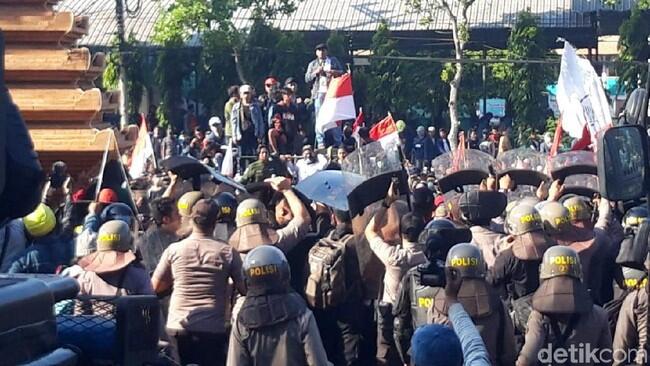 Aksi #SurabayaMenggugat, Polisi Andalkan Asmaul Husna Ketimbang Gas Air Mata