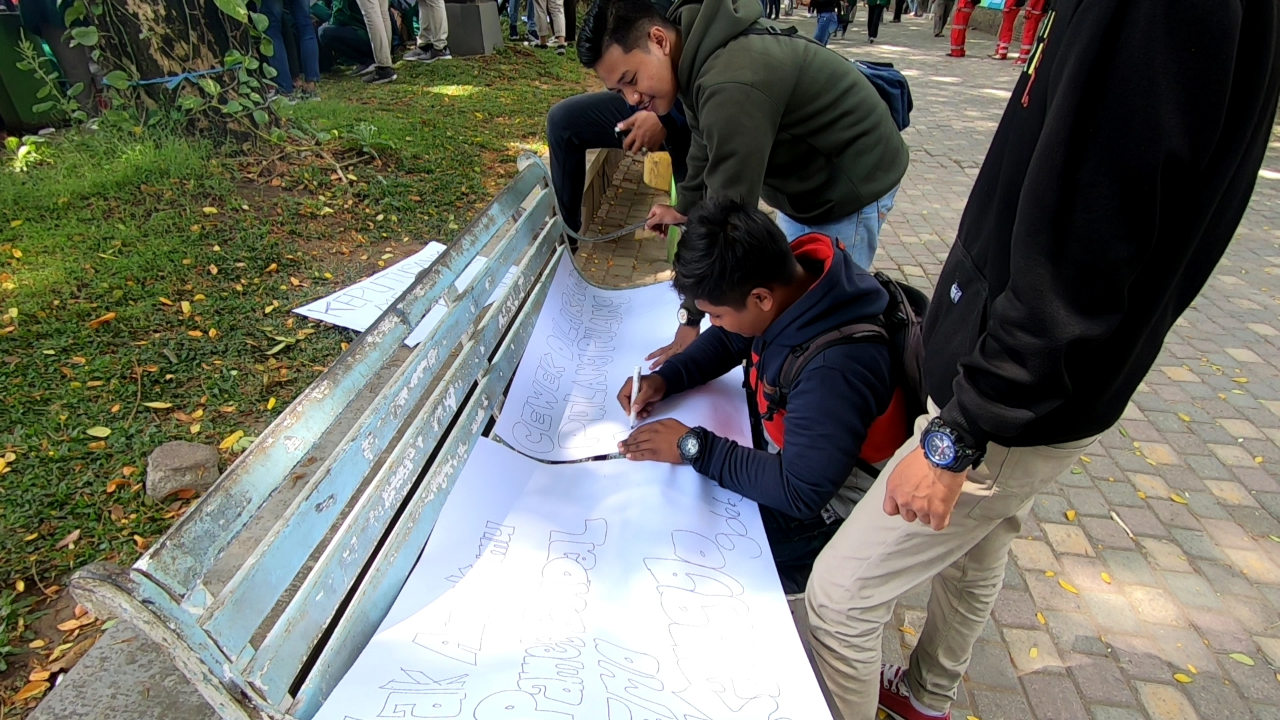 Poster Lucu dan Unik Demo Mahasiswa Tolak RUU KUHP Bikin Suasana Adem