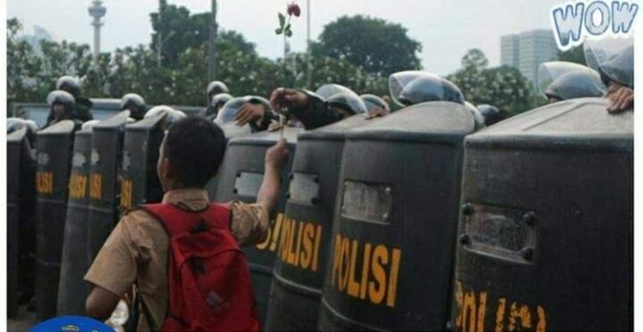 Tingkah Kocak Anak Indonesia Dalam Aksi Demo, Ada yang Teriak, Woy Buku Gue Basah!