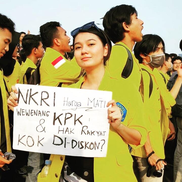 Tingkah Kocak Anak Indonesia Dalam Aksi Demo, Ada yang Teriak, Woy Buku Gue Basah!