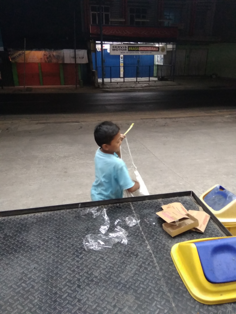 Cerita si Pemulung Cilik - Perjalanan Pulang Kampung