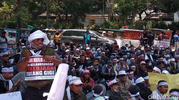 Terancam Dikriminalisasi, Ratusan Tukang Gigi Demo Tolak RUU KUHP