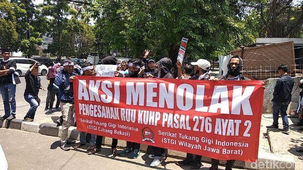 Terancam Dikriminalisasi, Ratusan Tukang Gigi Demo Tolak RUU KUHP