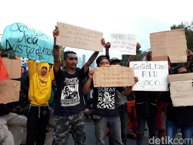 Resah Gelandangan Bakal Didenda, Anak Punk Demo di Jalan Gatot Subroto