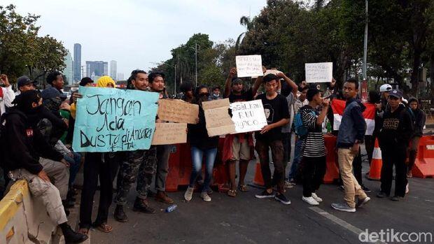 Resah Gelandangan Bakal Didenda, Anak Punk Demo di Jalan Gatot Subroto