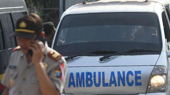 Akun Denny Siregar Lebih Dulu Unggah Ambulans Daripada Polisi