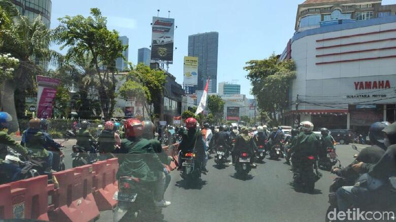 Ribuan Mahasiswa Surabaya Bergerak, Arus Lalu Lintas Merambat