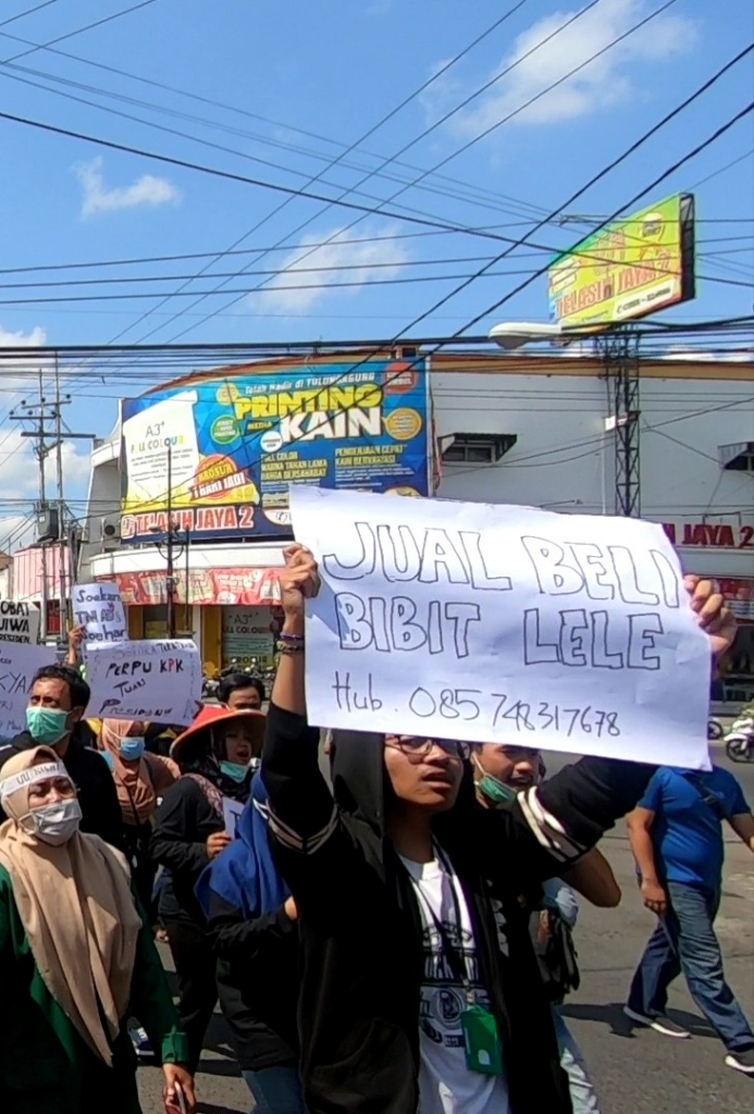 Poster Lucu dan Unik Demo Mahasiswa Tolak RUU KUHP Bikin Suasana Adem