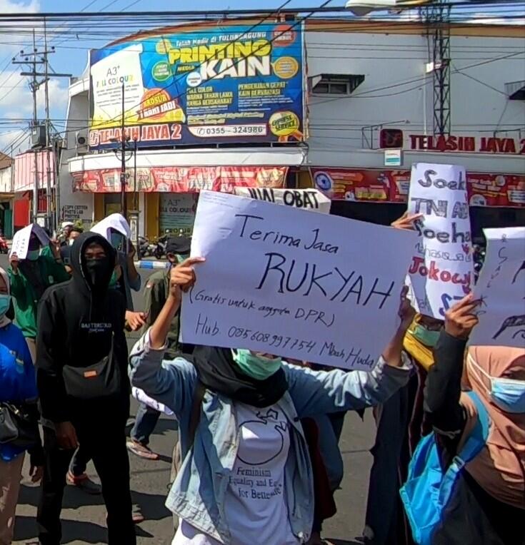 Poster Lucu dan Unik Demo Mahasiswa Tolak RUU KUHP Bikin Suasana Adem