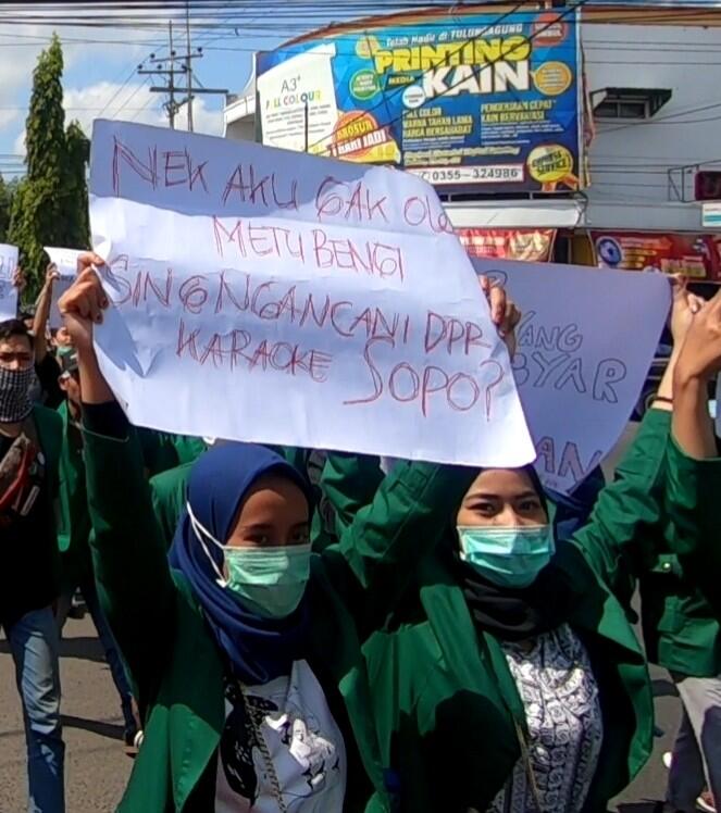 Poster Lucu dan Unik Demo Mahasiswa Tolak RUU KUHP Bikin Suasana Adem