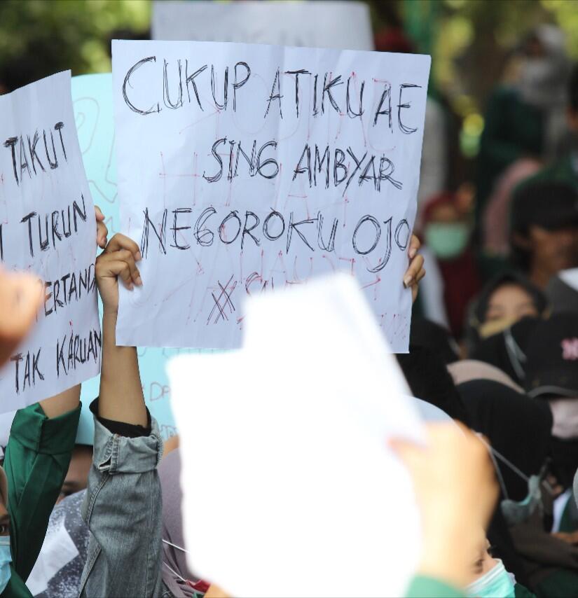 Poster Lucu dan Unik Demo Mahasiswa Tolak RUU KUHP Bikin Suasana Adem
