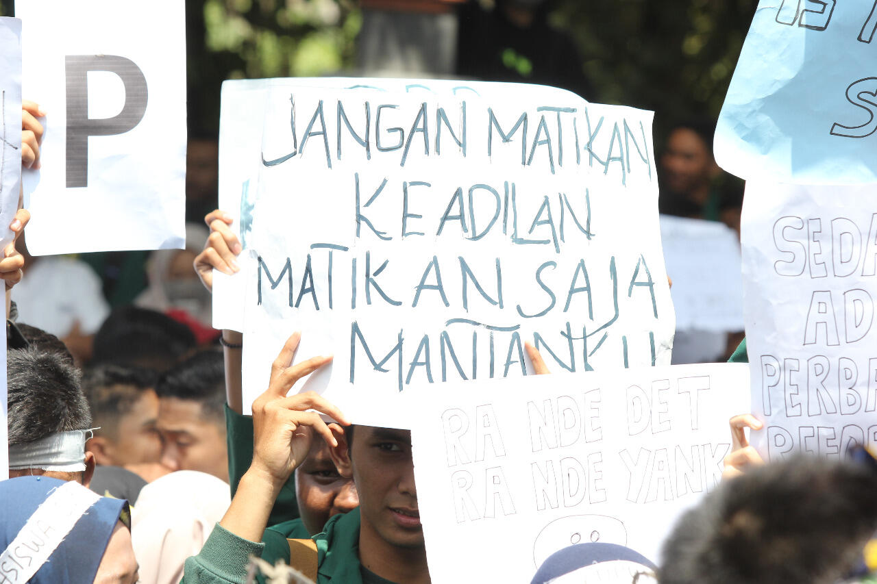 Poster Lucu dan Unik Demo Mahasiswa Tolak RUU KUHP Bikin Suasana Adem