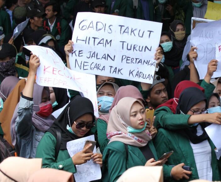 Poster Lucu dan Unik Demo Mahasiswa Tolak RUU KUHP Bikin Suasana Adem