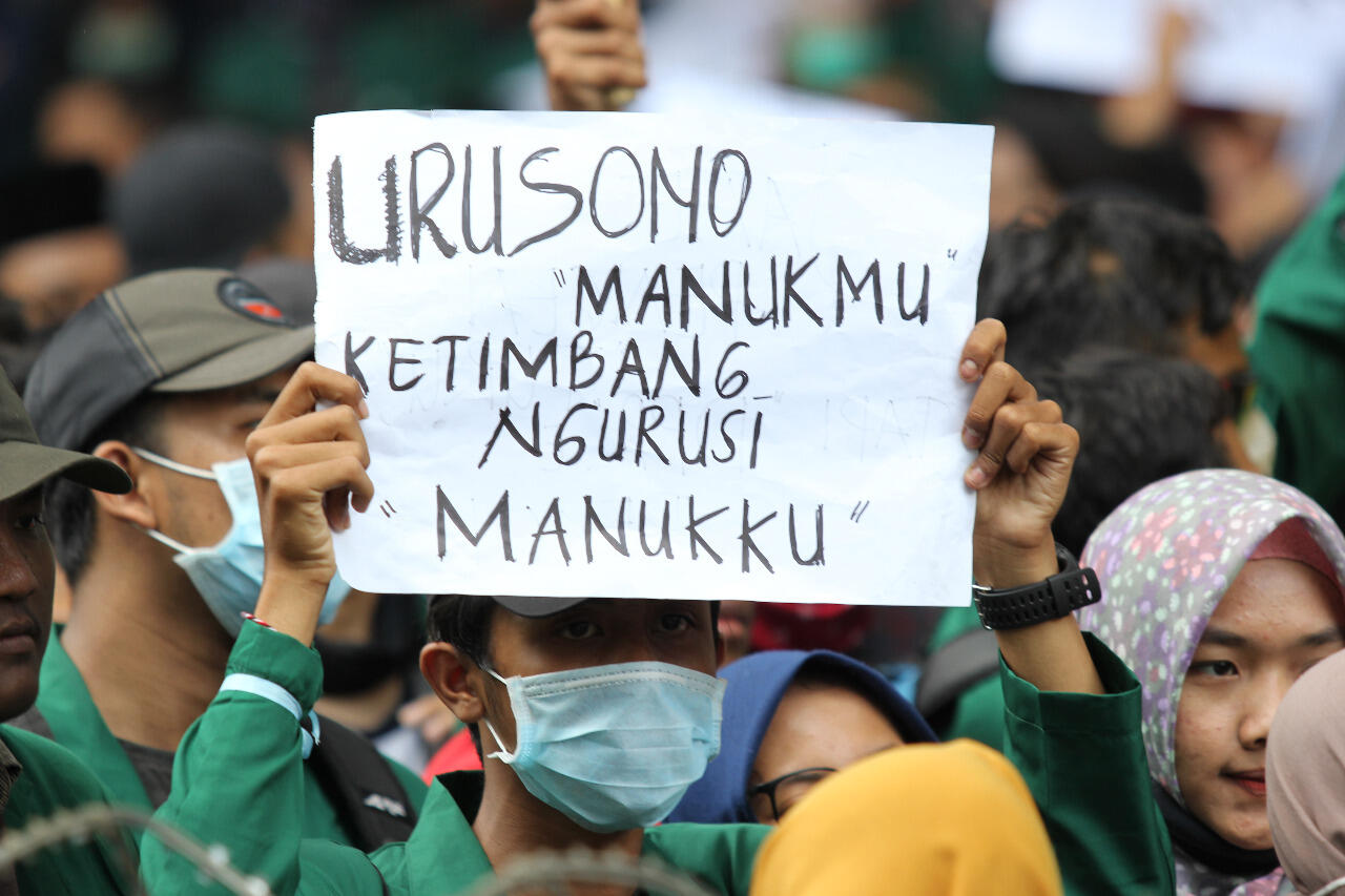 Poster Lucu dan Unik Demo Mahasiswa Tolak RUU KUHP Bikin Suasana Adem