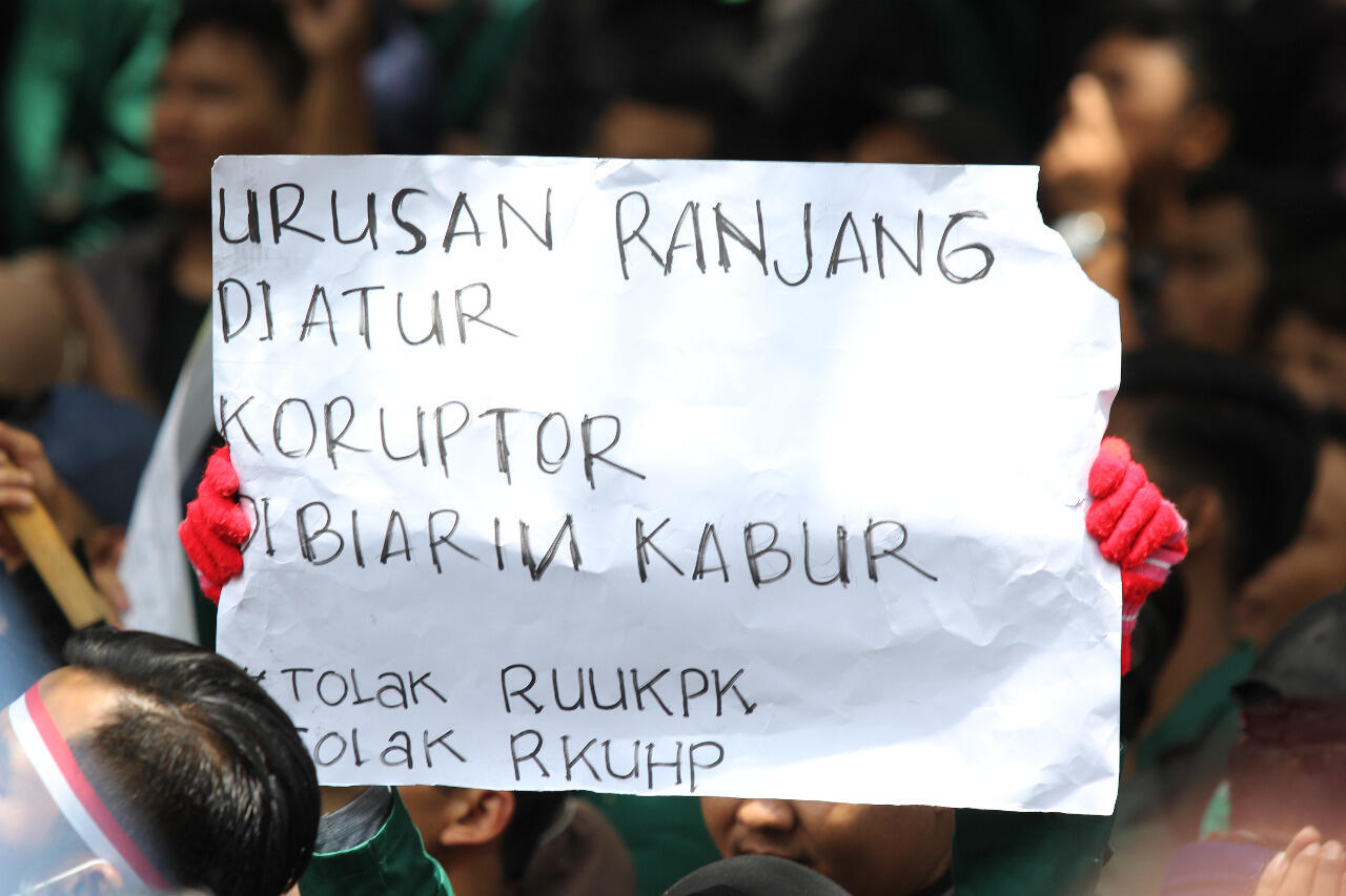 Poster Lucu dan Unik Demo Mahasiswa Tolak RUU KUHP Bikin Suasana Adem