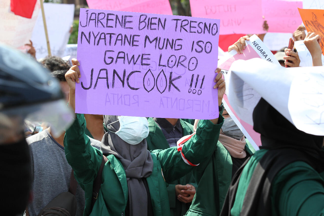 Poster Lucu dan Unik Demo Mahasiswa Tolak RUU KUHP Bikin Suasana Adem