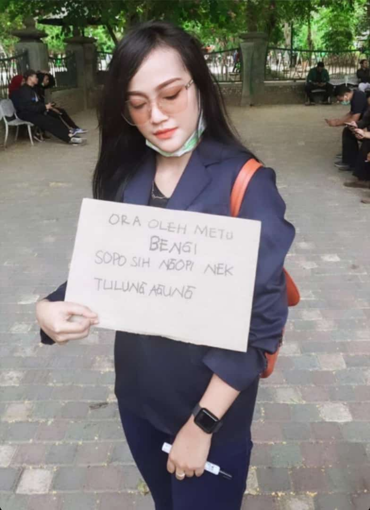 Poster Lucu dan Unik Demo Mahasiswa Tolak RUU KUHP Bikin Suasana Adem