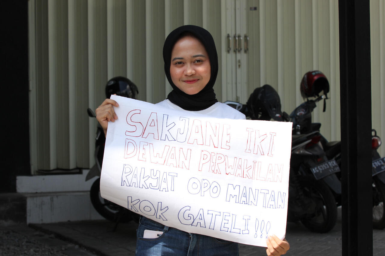 Poster Lucu dan Unik Demo Mahasiswa Tolak RUU KUHP Bikin Suasana Adem