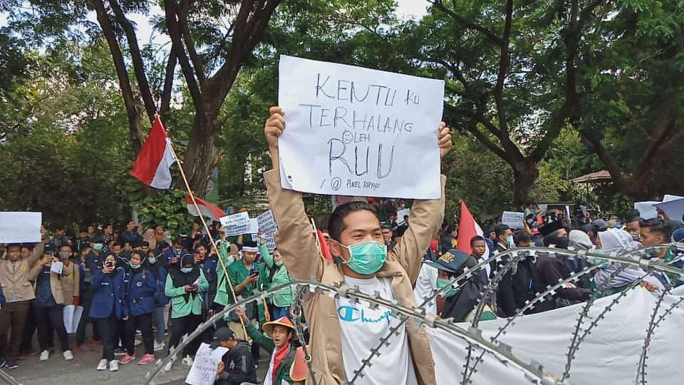 Poster Lucu dan Unik Demo Mahasiswa Tolak RUU KUHP Bikin Suasana Adem