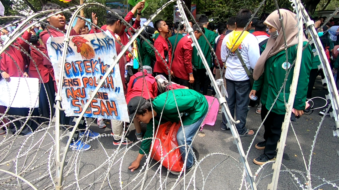Poster Lucu dan Unik Demo Mahasiswa Tolak RUU KUHP Bikin Suasana Adem
