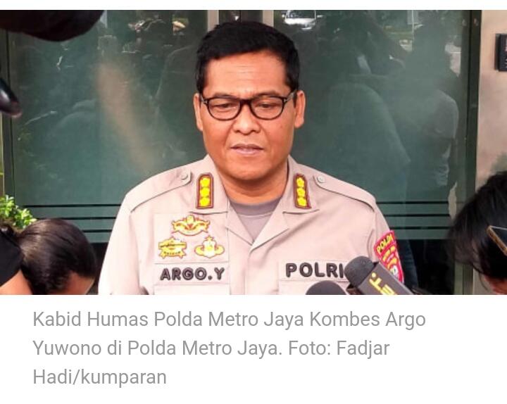 Polisi Bela Denny Siregar soal Twit Ambulans: Faktanya Ada Batu
