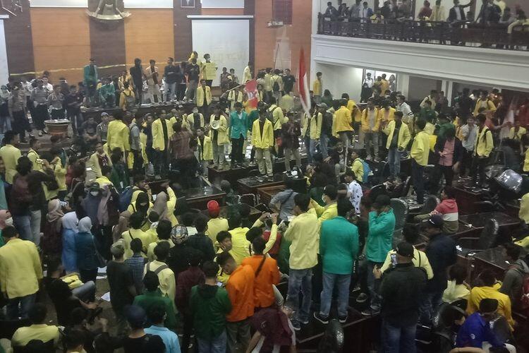 Duduk Perkara Mahasiswa Sumbar Jadi Tersangka Setelah Turunkan Foto Jokowi Saat Demo