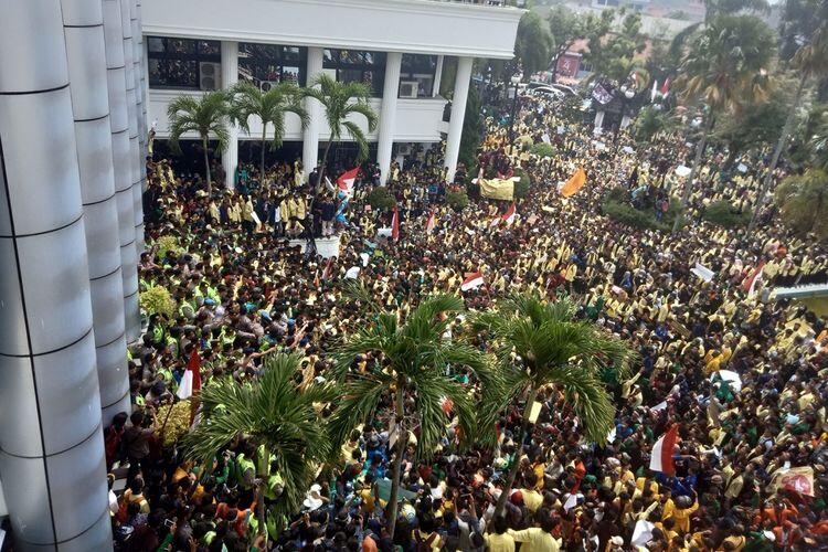 Duduk Perkara Mahasiswa Sumbar Jadi Tersangka Setelah Turunkan Foto Jokowi Saat Demo