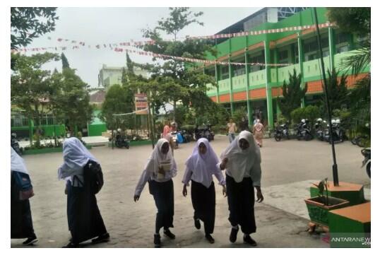 Siswa Pariaman kembali sekolah setelah diliburkan akibat kabut asap