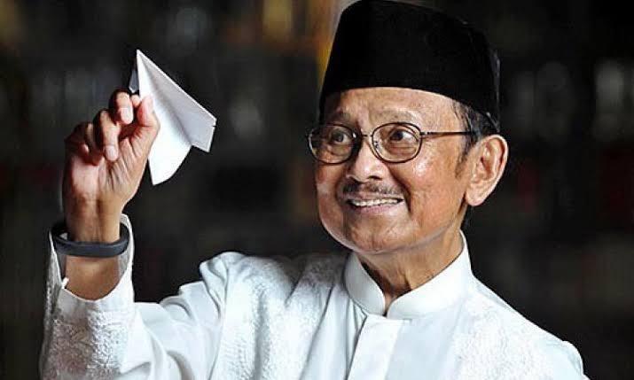 Pesawat KertasMu Mengirim Semua Doa-doamu, Pak Habibie.