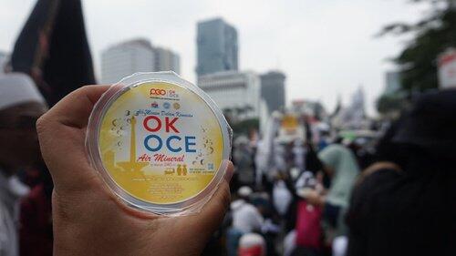 Massa Demo Dibagikan Gratis Roti &amp; Air Mineral Berlogo OK OCE &amp; 212