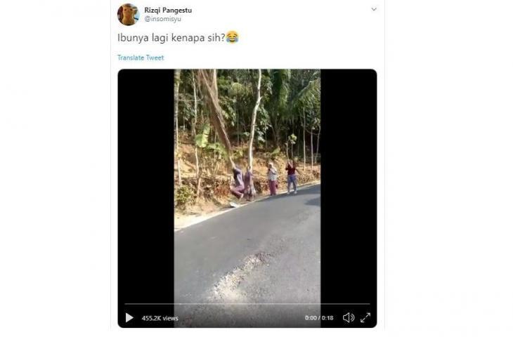 VIDEO Emak-emak Gelantungan Bak &quot;TARZAN&quot; Pakai Daun Kelapa, Netizen KAGET!