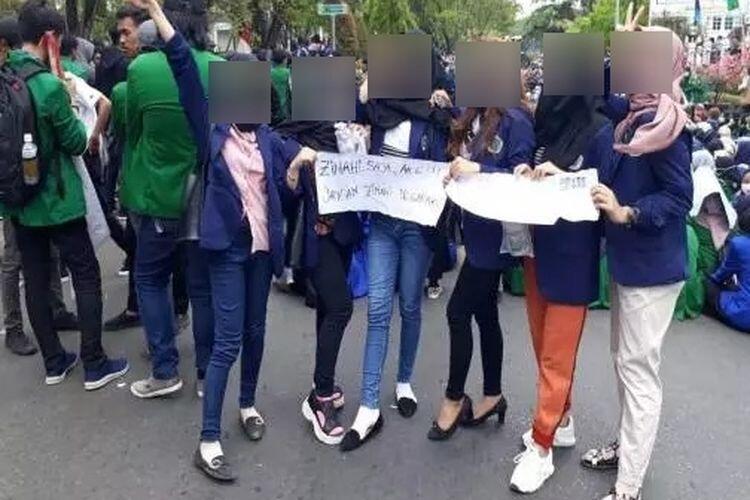 Viral, 6 Mahasiswi Demo Bawa Poster &quot;Zinahi Saja Aku, Jangan Zinahi Negaraku&quot; 