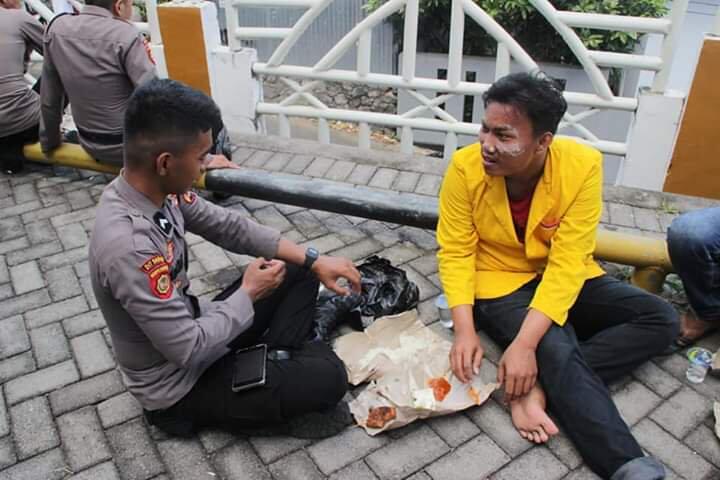 Demo di Makassar Masih Ricuh, 1 Orang Terlindas Kendaraan Taktis Polisi