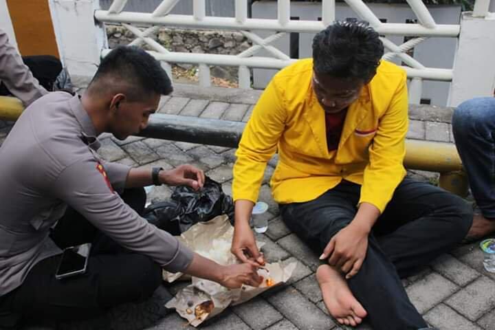 Demo di Makassar Masih Ricuh, 1 Orang Terlindas Kendaraan Taktis Polisi
