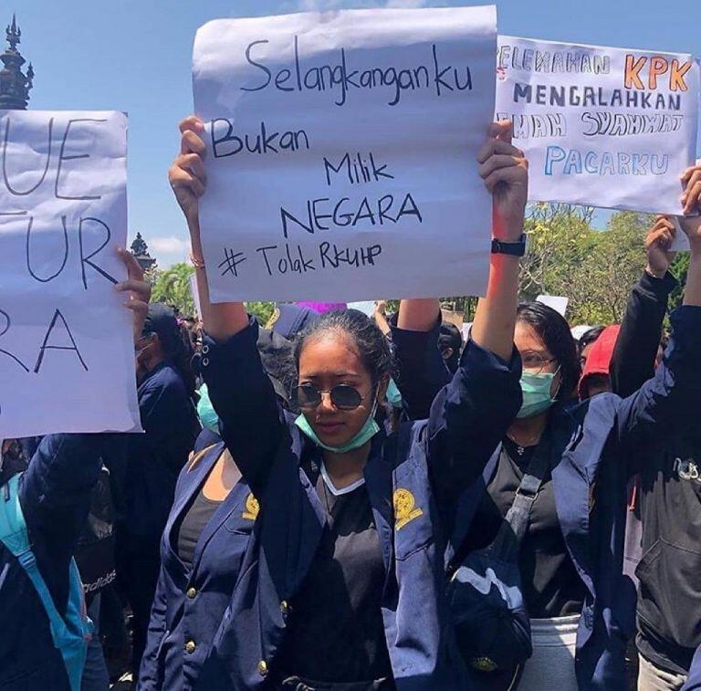 Kocak! Demo RKUHP, Mahasiswi Bawa Poster 'Selangkanganku Bukan Milik Negara'
