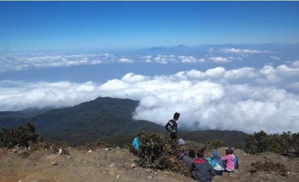 Bertemu Dengan Sosok Yang Tak Bernyawa Di Gunung Ciremai