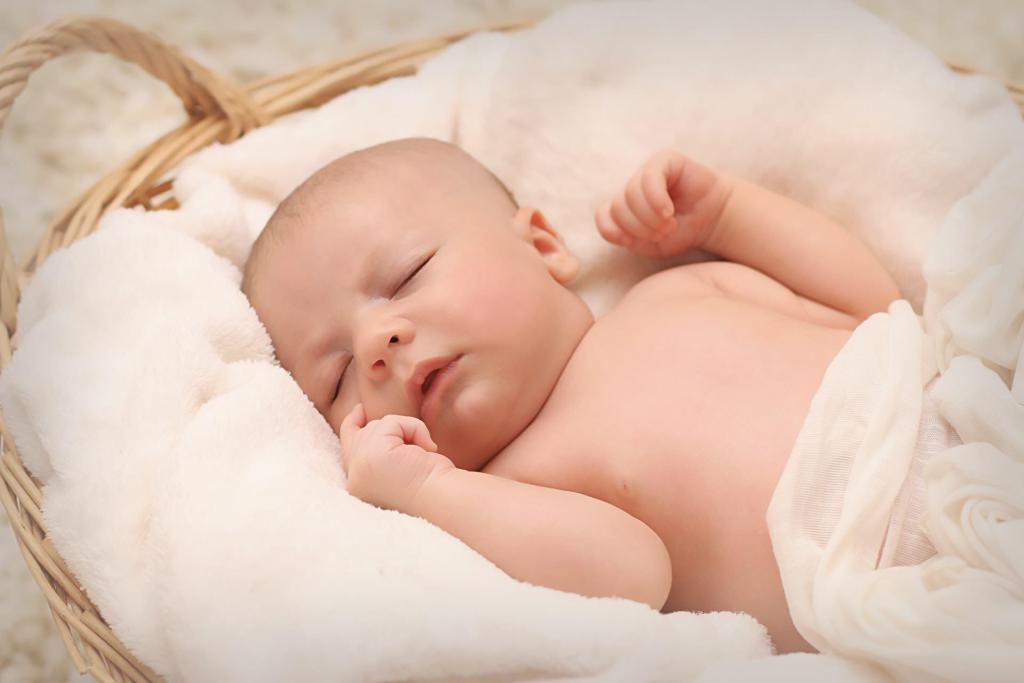 Yuk Simak 3 Langkah Rutinitas Malam Agar Bayi Tidur Nyenyak