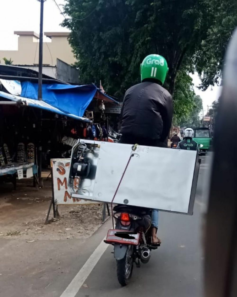 KOPLAK! Gaya-Gaya Duduk Pelanggan Ojol Saat Dibonceng Ini Bikin Geleng-Geleng Kepala