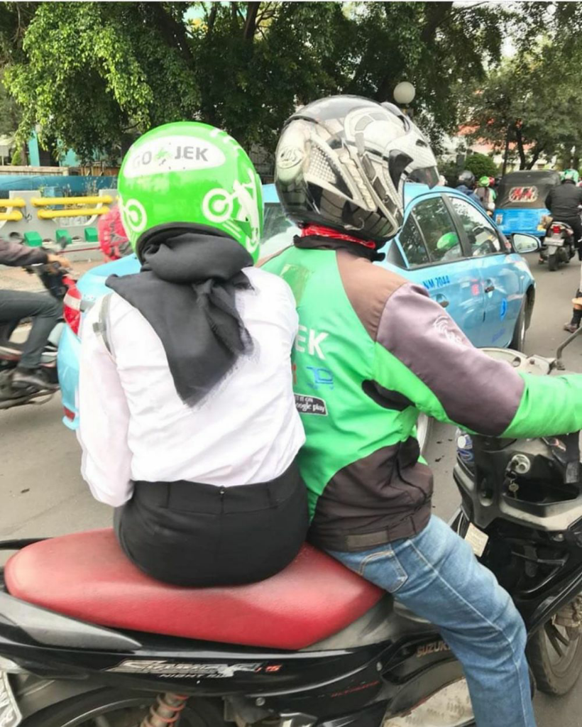 KOPLAK! Gaya-Gaya Duduk Pelanggan Ojol Saat Dibonceng Ini Bikin Geleng-Geleng Kepala