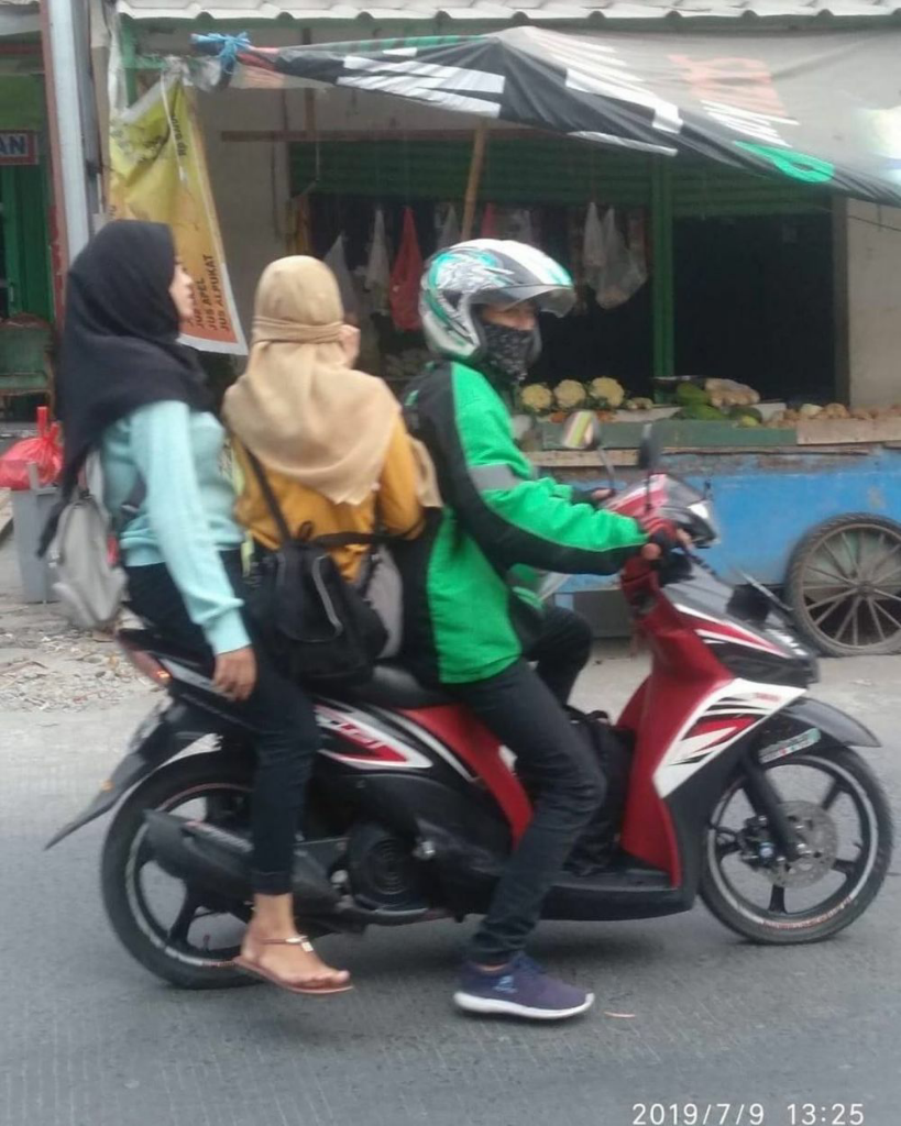 KOPLAK! Gaya-Gaya Duduk Pelanggan Ojol Saat Dibonceng Ini Bikin Geleng-Geleng Kepala