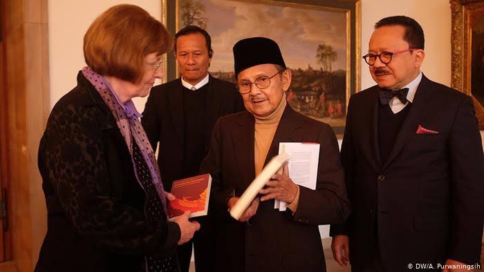 Prestasi BJ Habibie Yang membanggakan Dan diakui Dunia! 